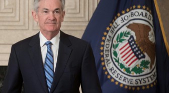 Les hausses de taux vont continuer vu l'économie florissante, promet Powell 