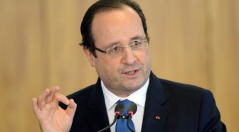Hollande critique Macron notamment en matière de fiscalité