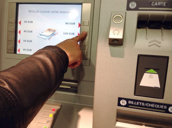 Les distributeurs automatiques de billets de moins en moins