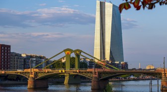 Face à la crise, la BCE met en garde les banques