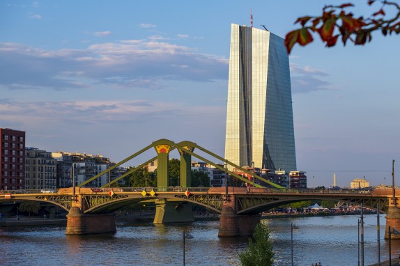 Face à la crise, la BCE met en garde les banques