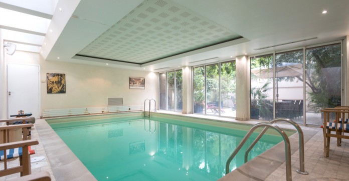 EN IMAGES. A vendre : maison avec piscine intérieure dans Paris